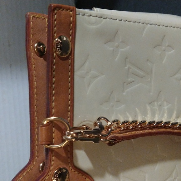 Authentic Louis Vuitton monogram Vernis Roxbury Drive cream handbag. - Picture 4 of 16